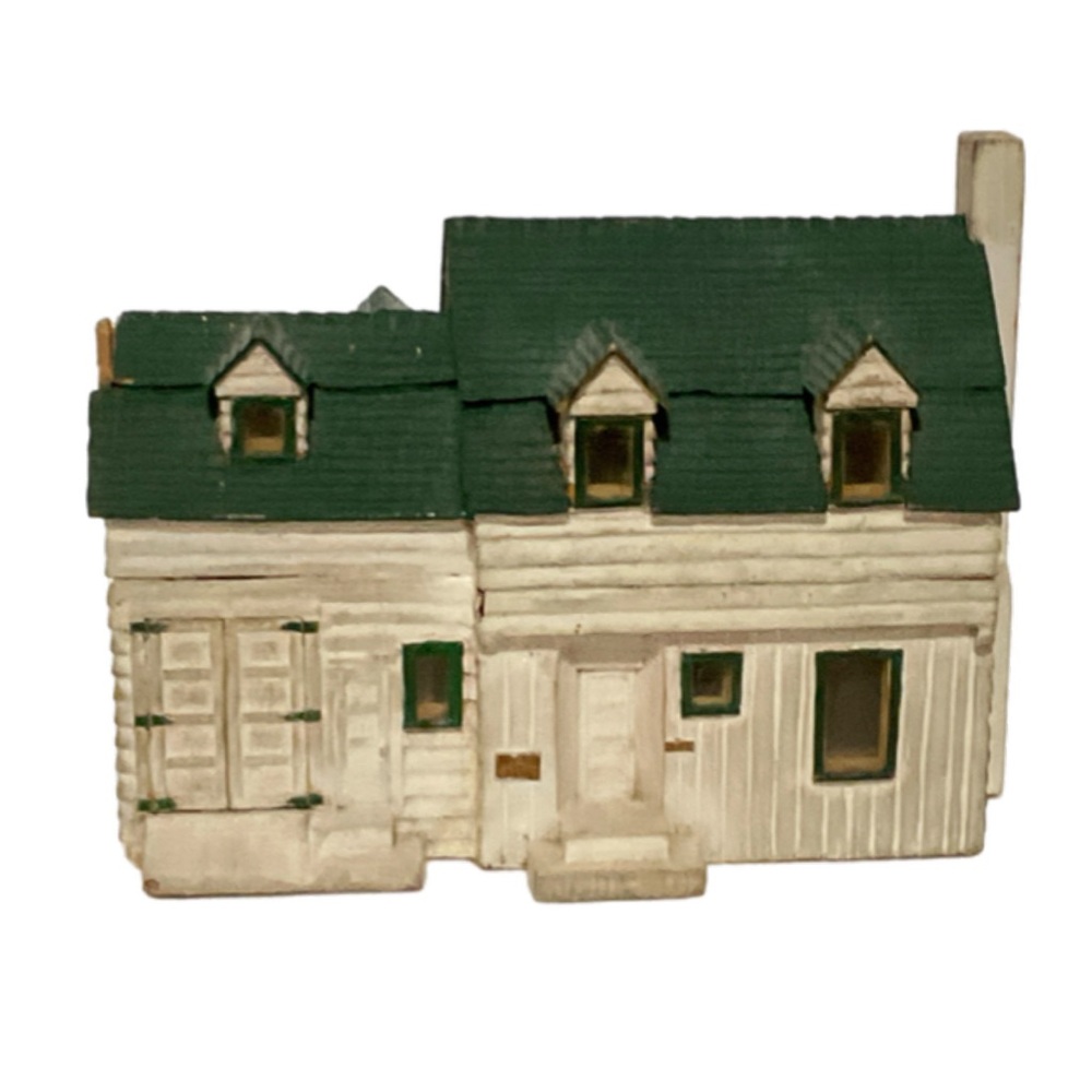 Miniature House - Painted Wood Clapboard 2 Story - Amazing Detail - Picture 3 of 12